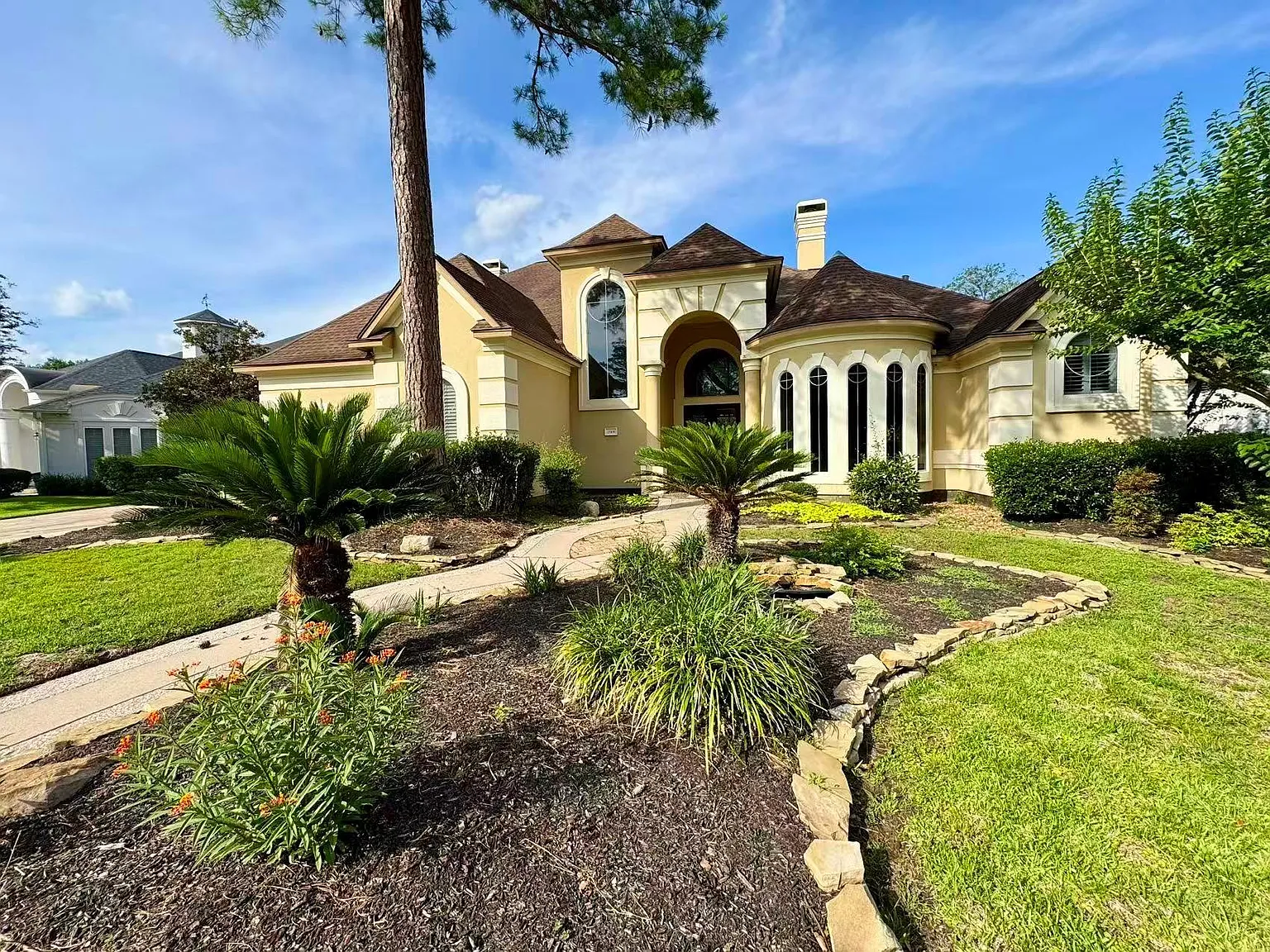 4 bed, 4.5 bath, 4327 sqft, $3,300 — Photo 2