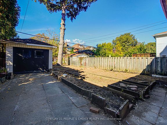 4th image of 176 London St S