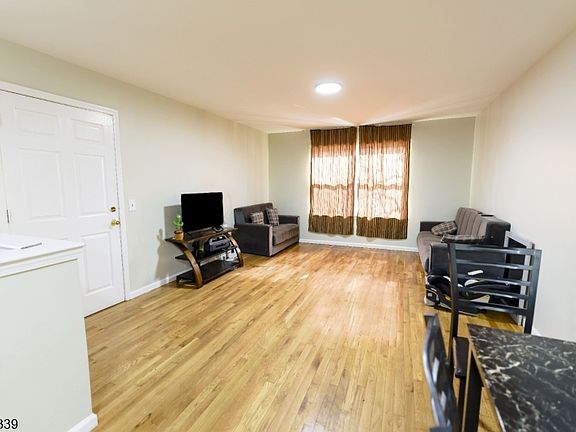 4th image of 297 Avon Ave