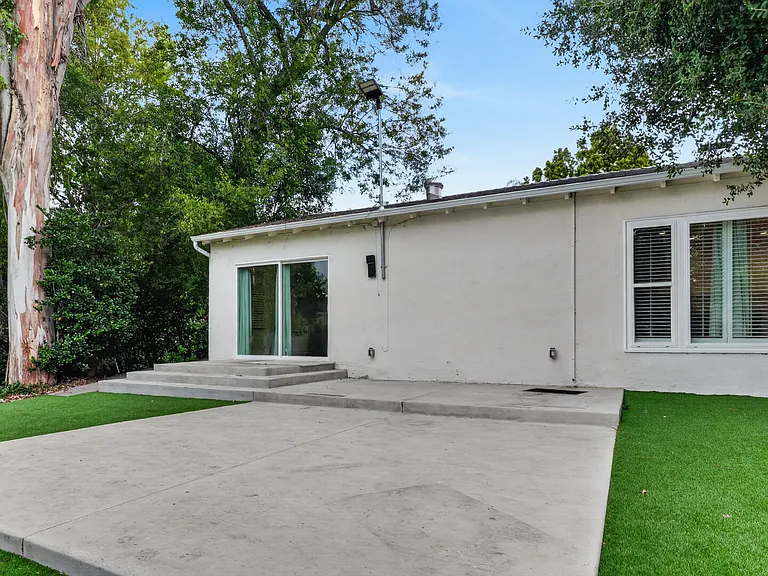 4711 Tyrone Ave — Photo 11
