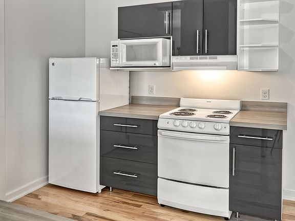 5th image of 1313 Cuming St APT 307