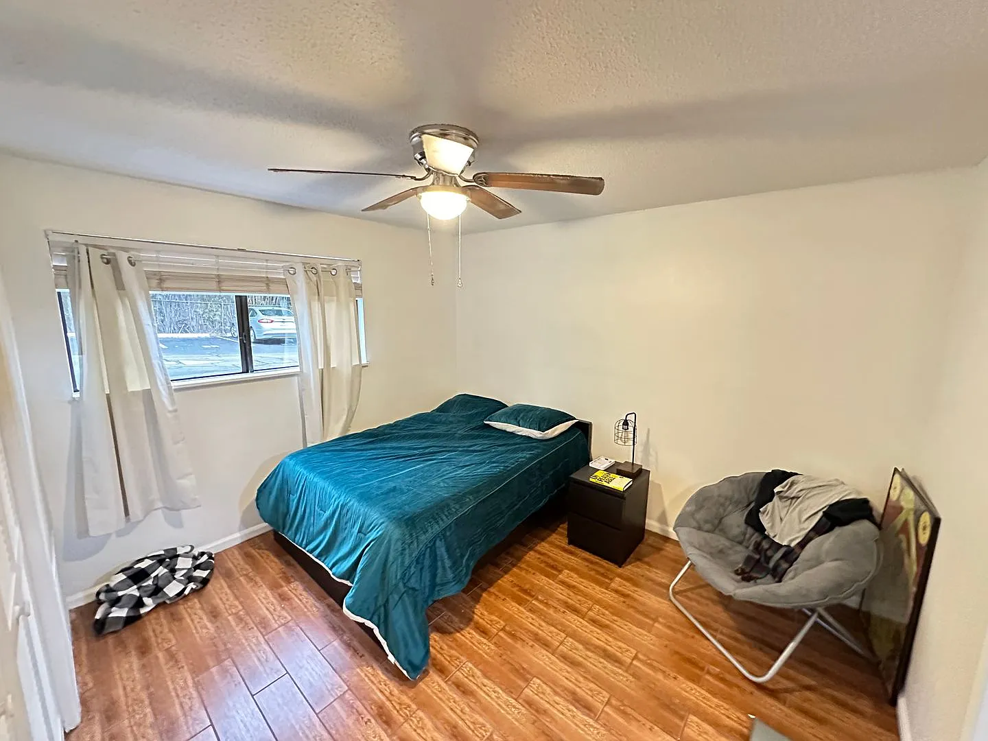 True 1 Bedroom Overlooking Doak Campbell — Photo 3