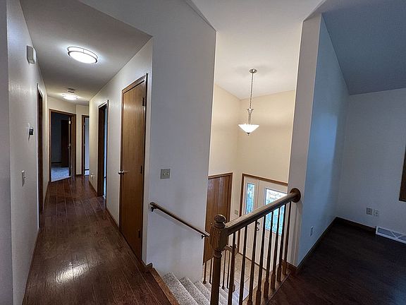 2nd image of 622 N Woods Edge Dr