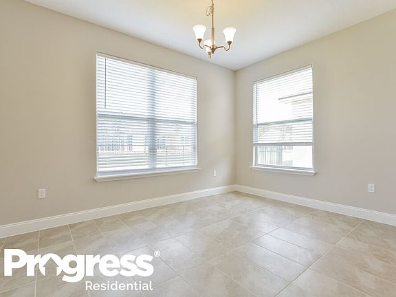 5th image of 27 Eleven Oaks Cir