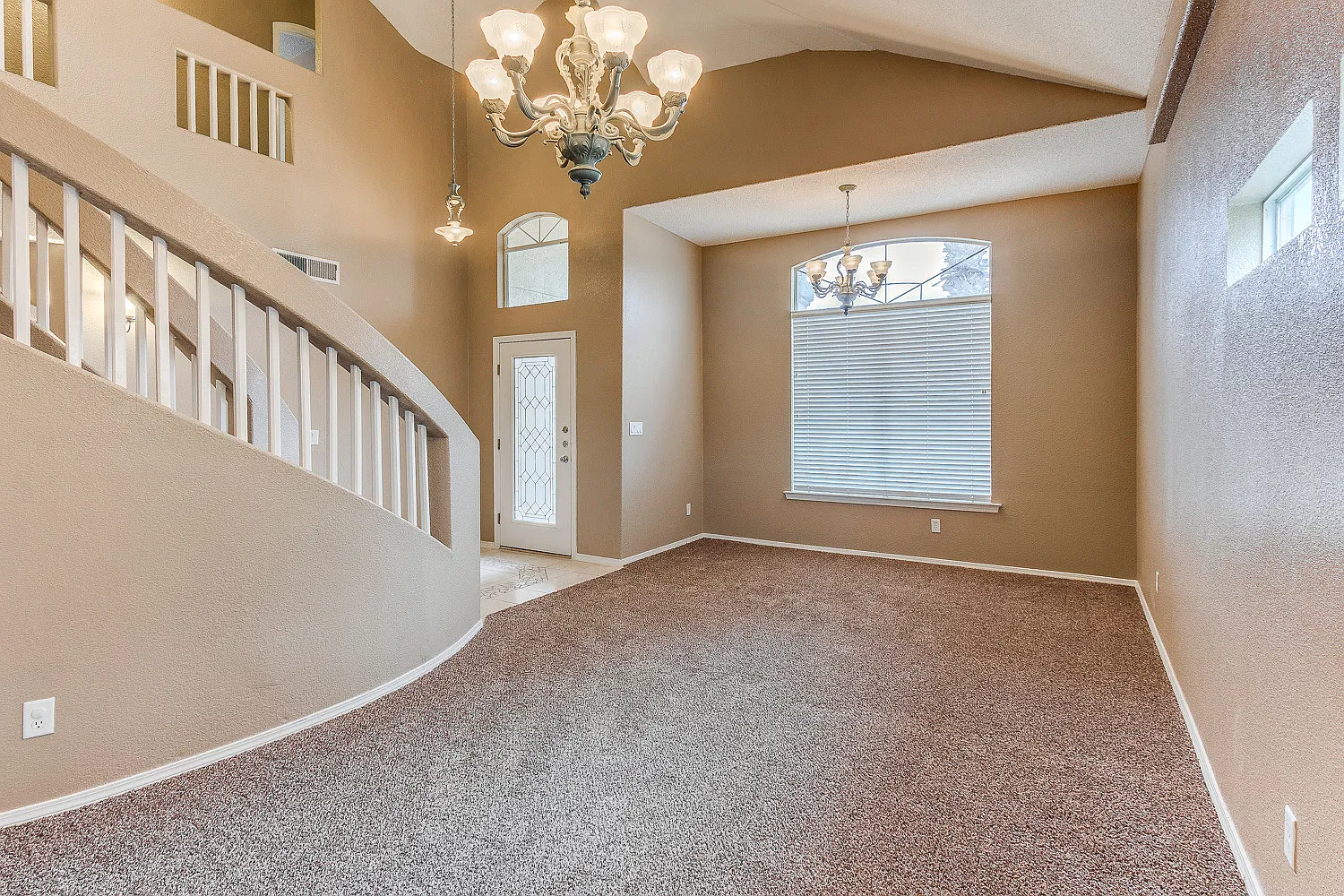 Charming 3 Bedroom Home with Refrigerated Air and Sparkling Pool for Rent — Photo 4