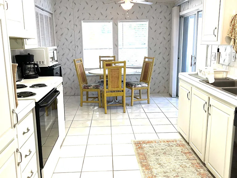 33 Pelican Dr E — Photo 5