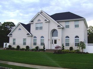 3 Parkland Ct, Bayport, NY 11705