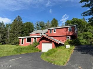 28 Starcrest Dr, Sand Lake, NY 12153