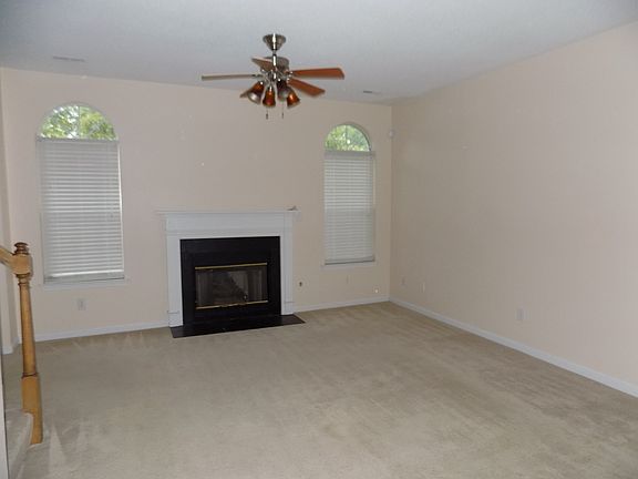 3rd image of 842 Worcester Way