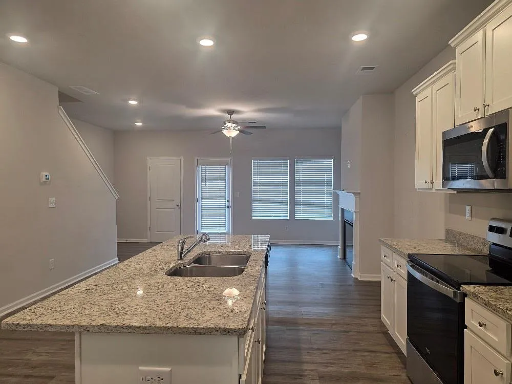 3 bed, 2.5 bath, $1,900 — Photo 2