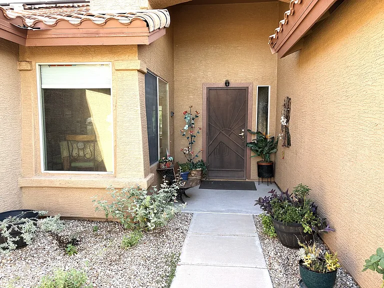 2051 E Desert Fox Dr — Photo 2