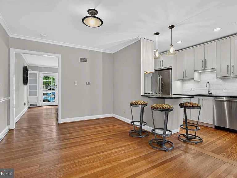 2333 Huidekoper Pl NW — Photo 8
