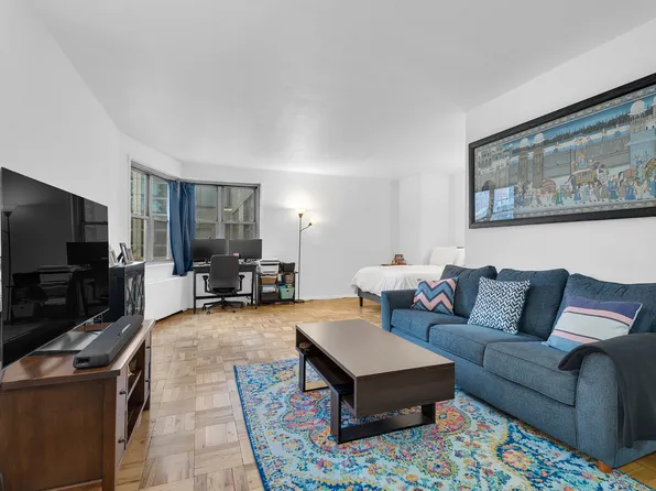 300 East 40th Street image 2 of 5