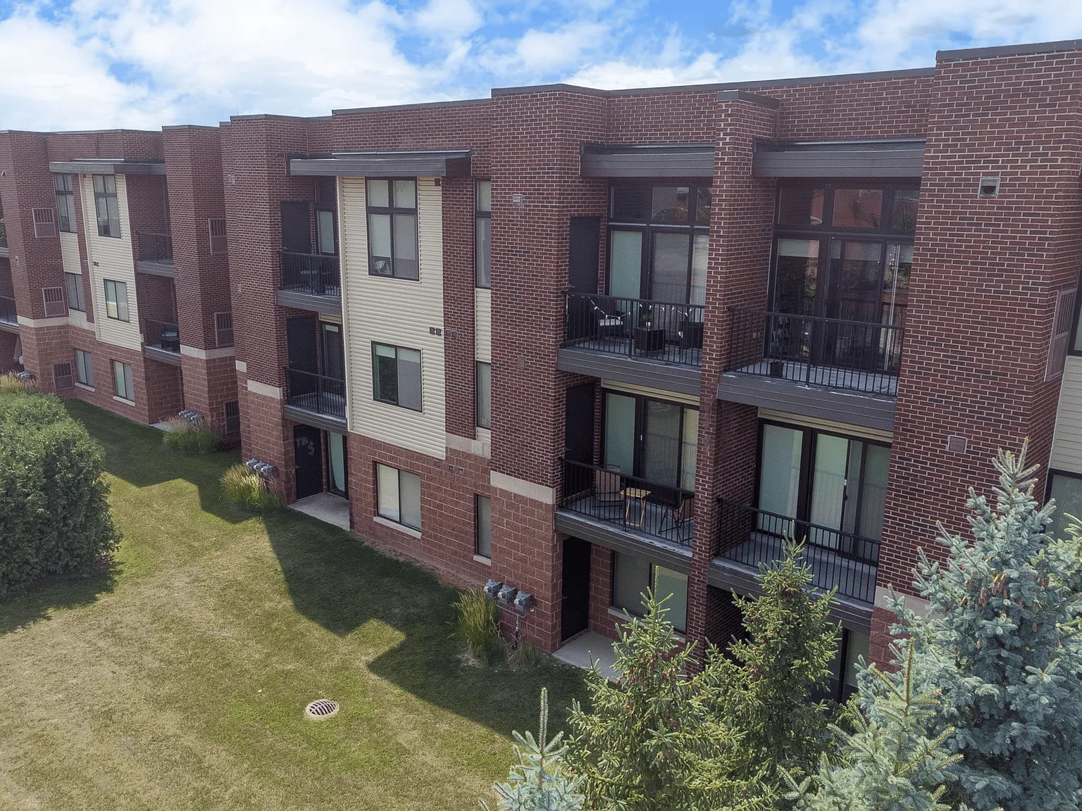 42 West Apartments — Photo 3
