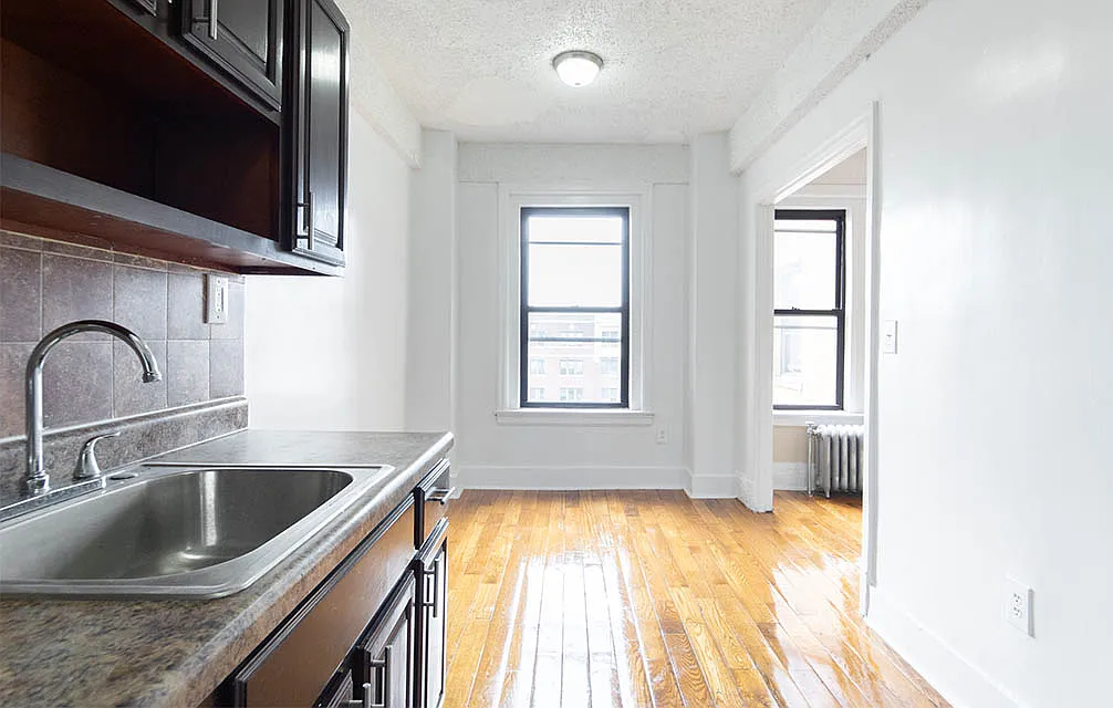 106 S Harrison St — Photo 3
