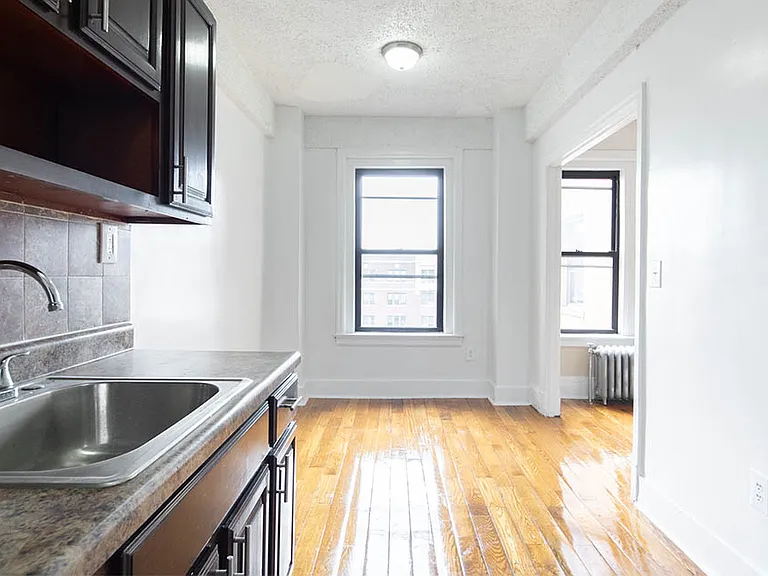 106 S Harrison St — Photo 3