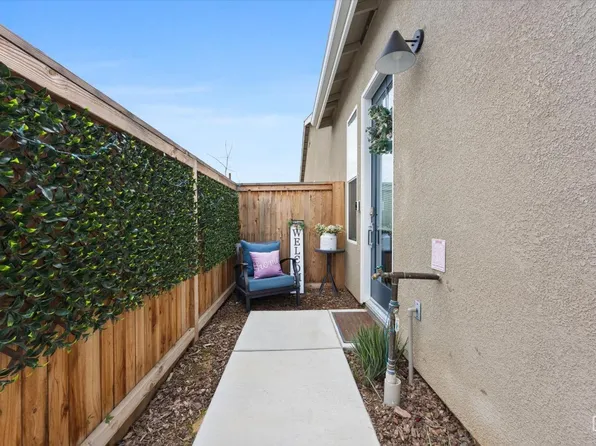 9413 1/2 Hill Springs Ln, Bakersfield, CA 93314