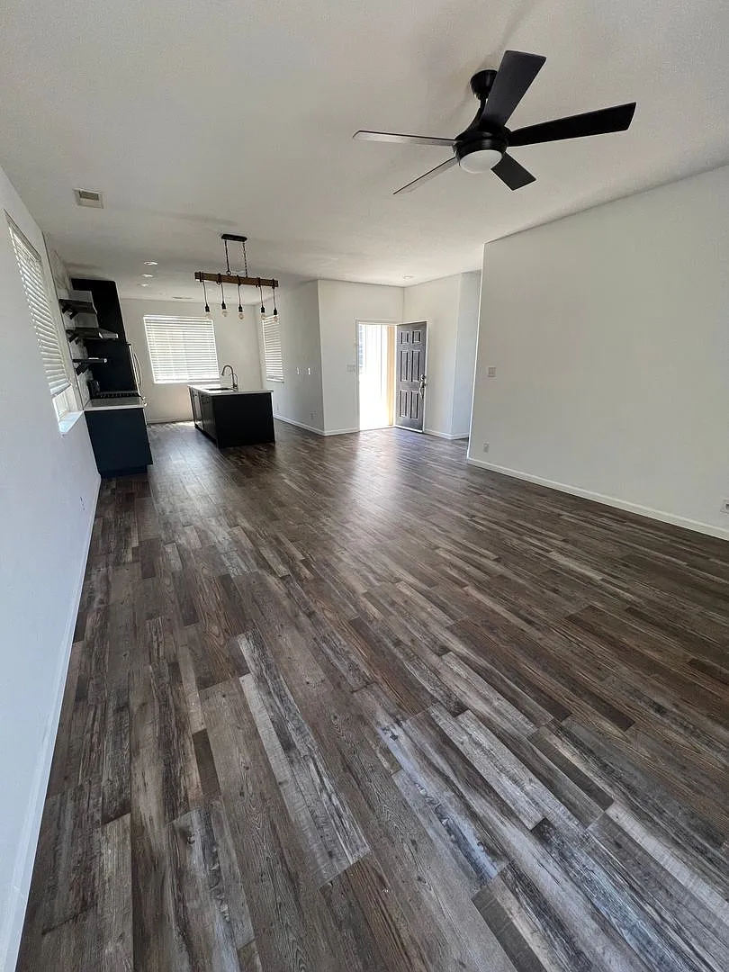 Beautiful 3 bedroom , 2 bath home with a 3 car garage for rent in Fernley — Photo 4