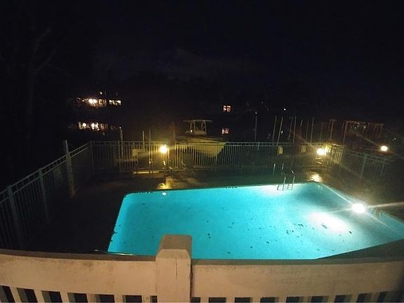 4th image of 860 Hudson Ave #860