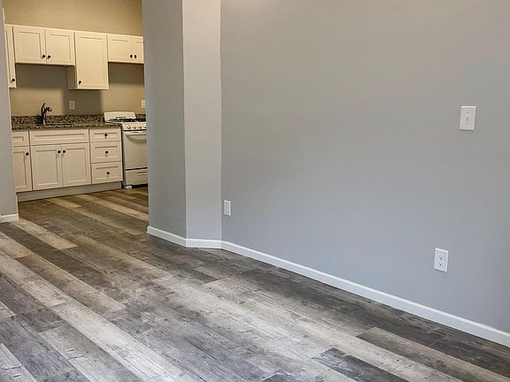 4th image of 917 27th Ave NE APT 4