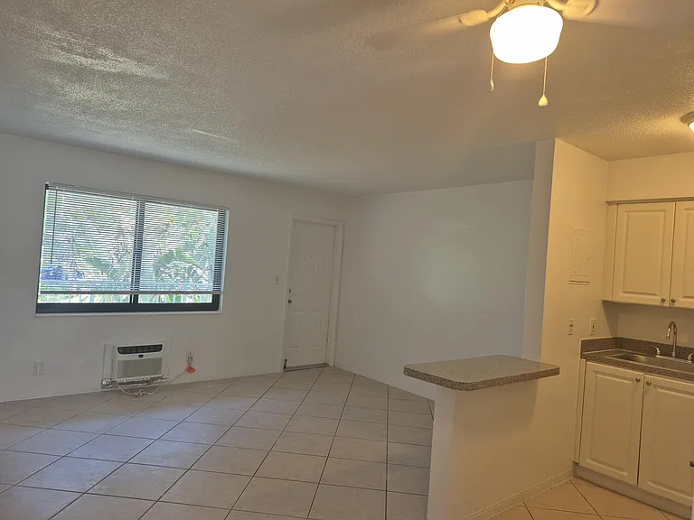 1960 NE 48th St #9 — Photo 3