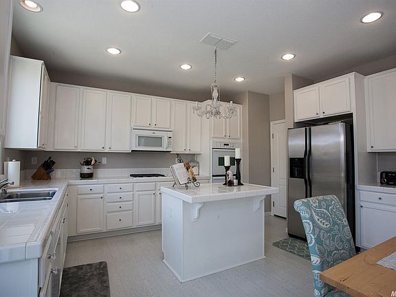 5th image of 417 Broadleigh Ct