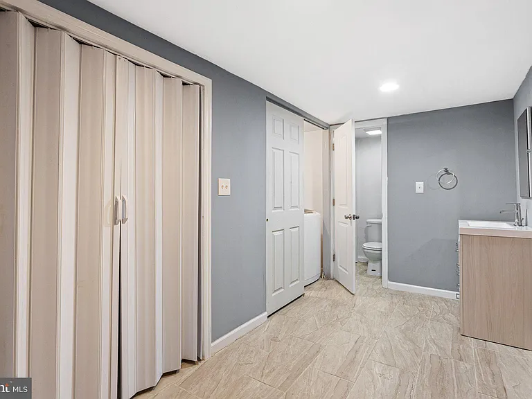 2209 E Huntingdon St — Photo 13