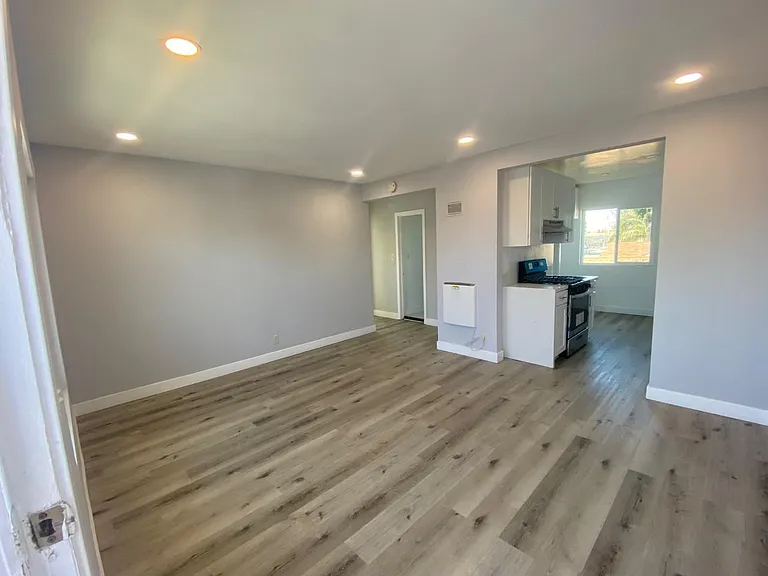 1057 E Hyde Park Blvd #A — Photo 3