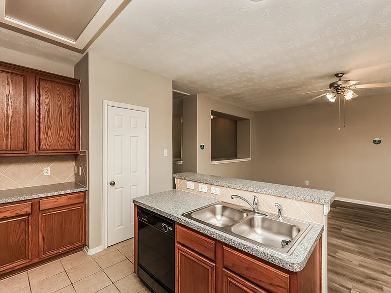 814 Forest Ivy Ln — Photo 9