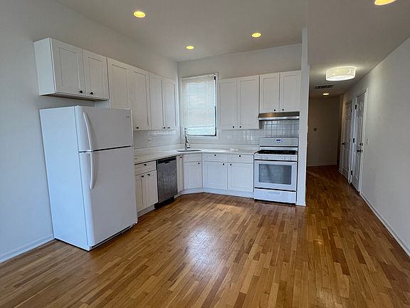 5th image of 944 N Orleans St #301A