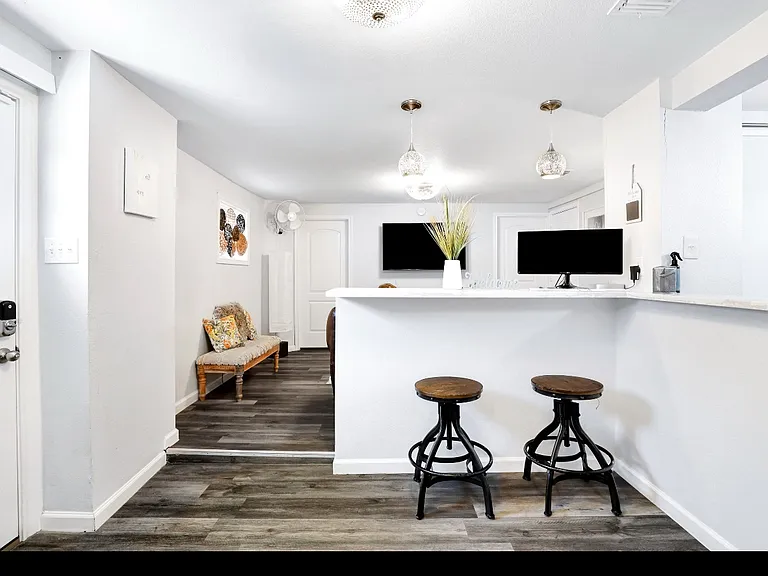 425 Parland Pl #423 — Photo 2