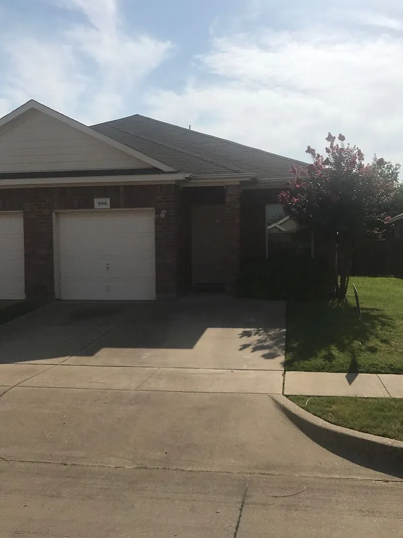 Duplex-Large Fenced Yard — Photo 2