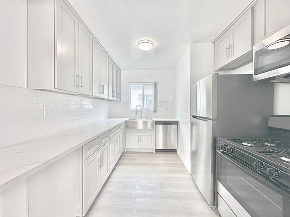 2nd image of 4122 Grand View Blvd Unit 3