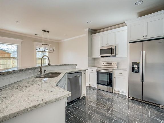 3rd image of 1513 Lakeview Dr