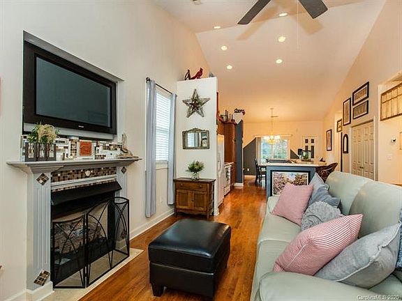 3rd image of 497 Toms Hill Dr