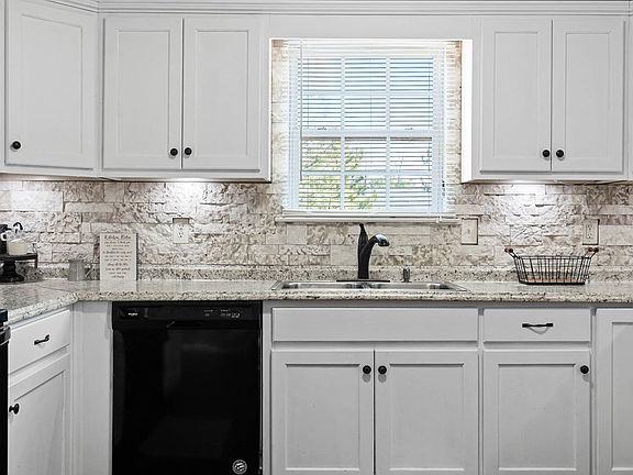 4th image of 73 Poinsettia Ln