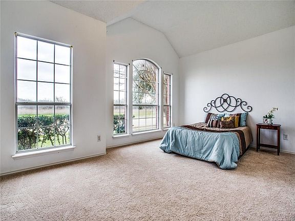 4th image of 304 E Lynn Creek Dr