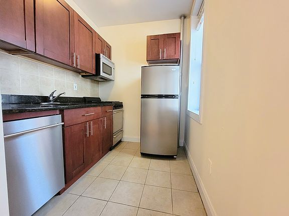 3rd image of 160 E 28th St #1V