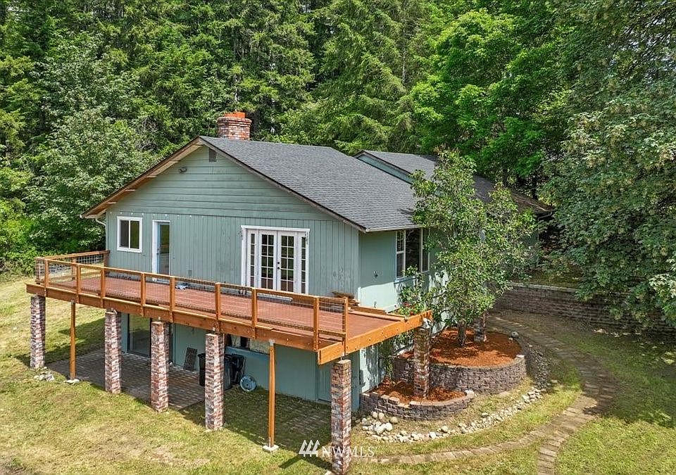 Two story Silverdale home just blocks to The Trails Shopping Center, Kitsap Mall, Costco, etc>