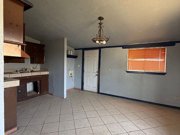 3rd image of 2811 Carver St