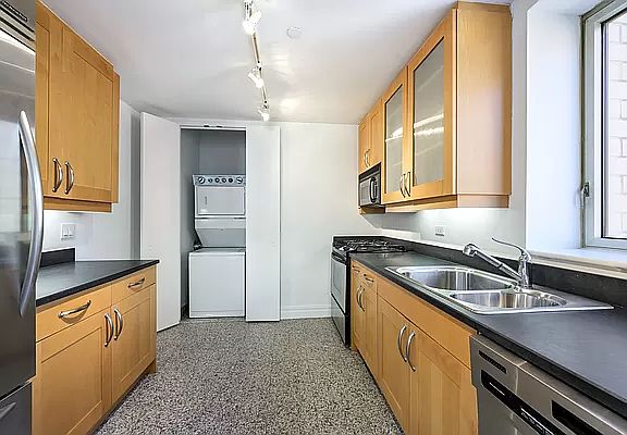 5th image of 401 E 60th St APT 6D