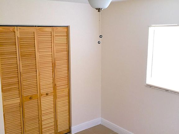 5th image of 304 SE 9th Ave APT 1