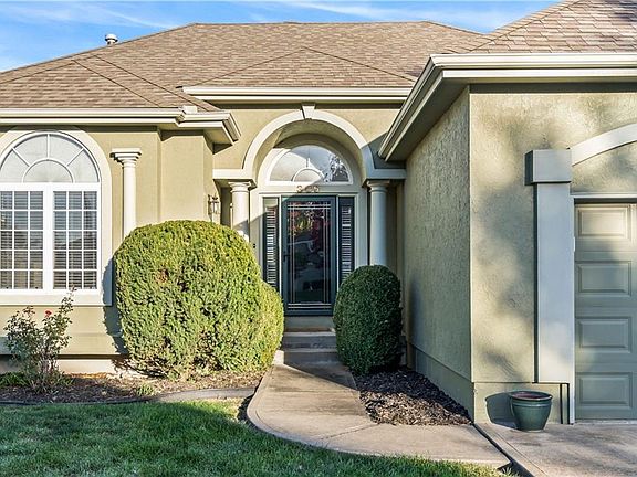 5th image of 305 SE Chelsea Dr