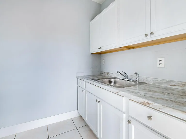 845 SW 4th St #7 — Photo 4