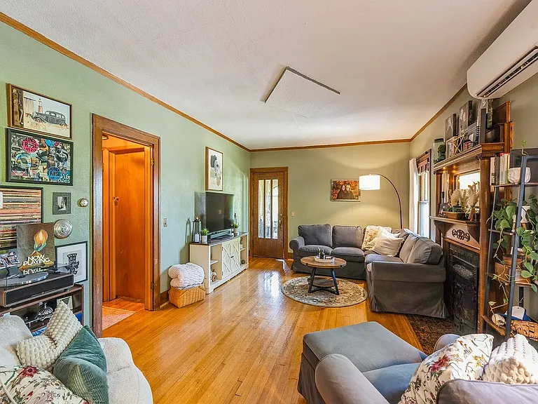 102 E Broadway St — Photo 12