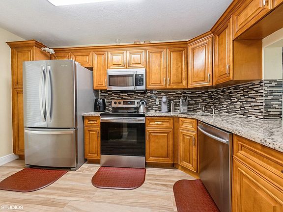 5th image of 213 Foxtail Drive #E