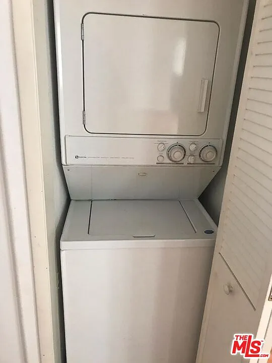 2 bed, 2.0 bath, 1050 sqft, $3,000 — Photo 2