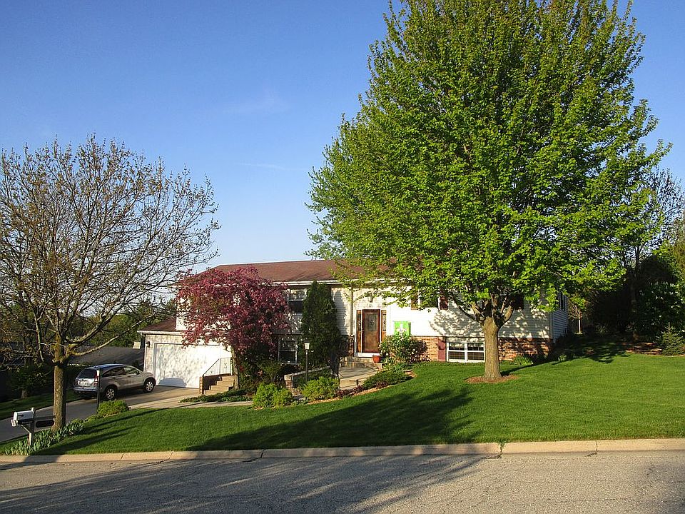 1st image of 121 Surrey Ln