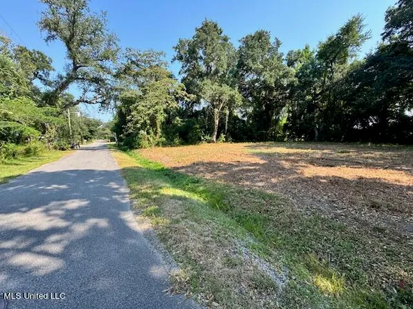 312 Thomas St, Bay Saint Louis, MS 39520