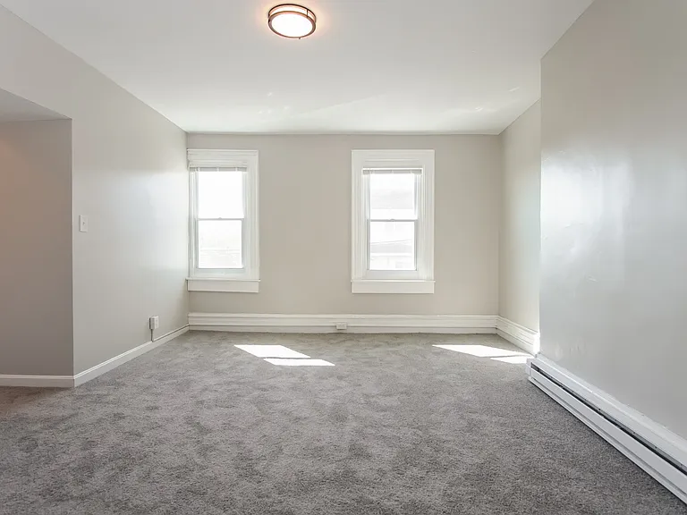 1469563_025_bedroom_13229591.jpg